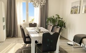 Premium Ferienwohnung Christine , Zentrale ruhige Stadtlage 100 QM Ebenerdige Dusche Terasse Kaminofen